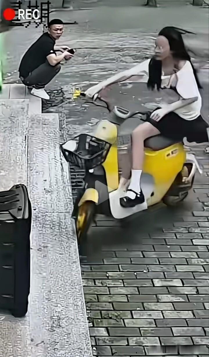 都奇怪他怎么能做到如此淡定，看见女孩摔了，而且摔得不轻，他淡定得一直没起身，就这