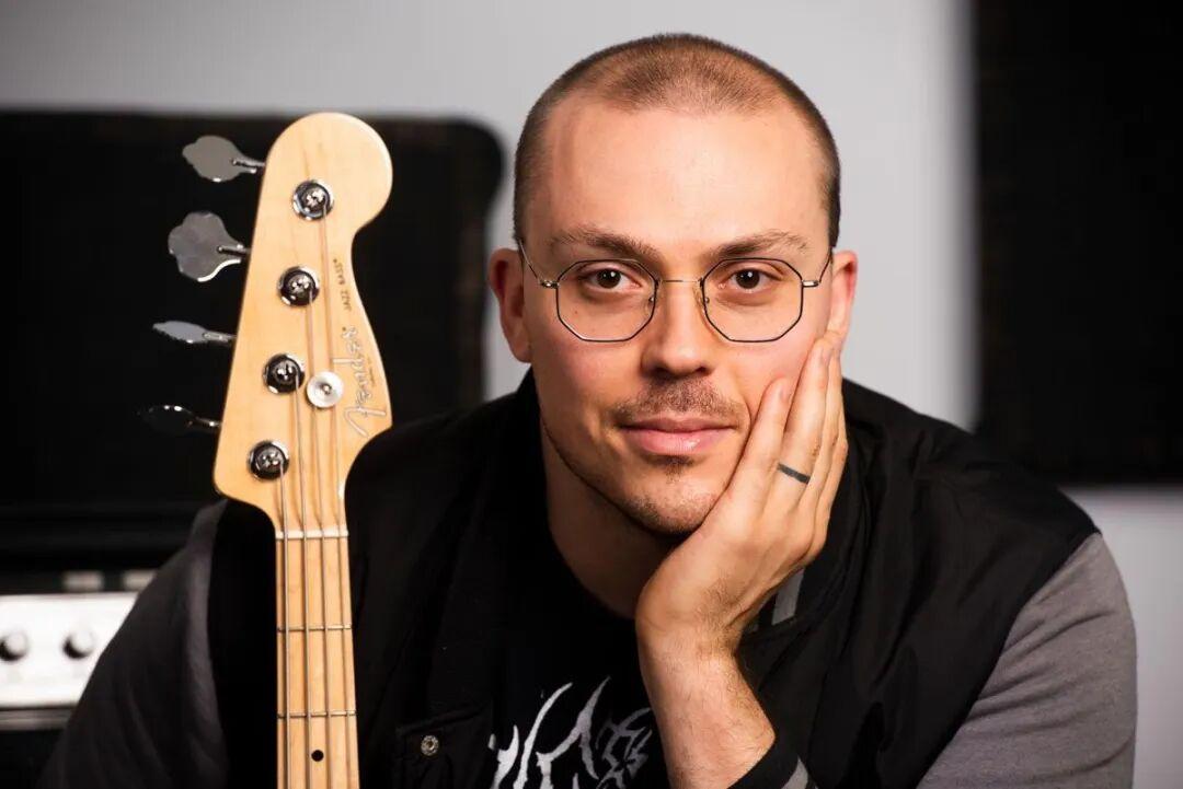 安东尼·范塔诺（Anthony Fantano）这位乐评人毫不掩饰自己对爱莉安娜