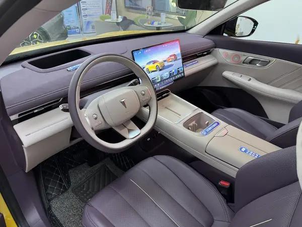 内置高通骁龙8295P芯片，实际使用来看，车机运行流畅，切换界面时没有出现卡顿，