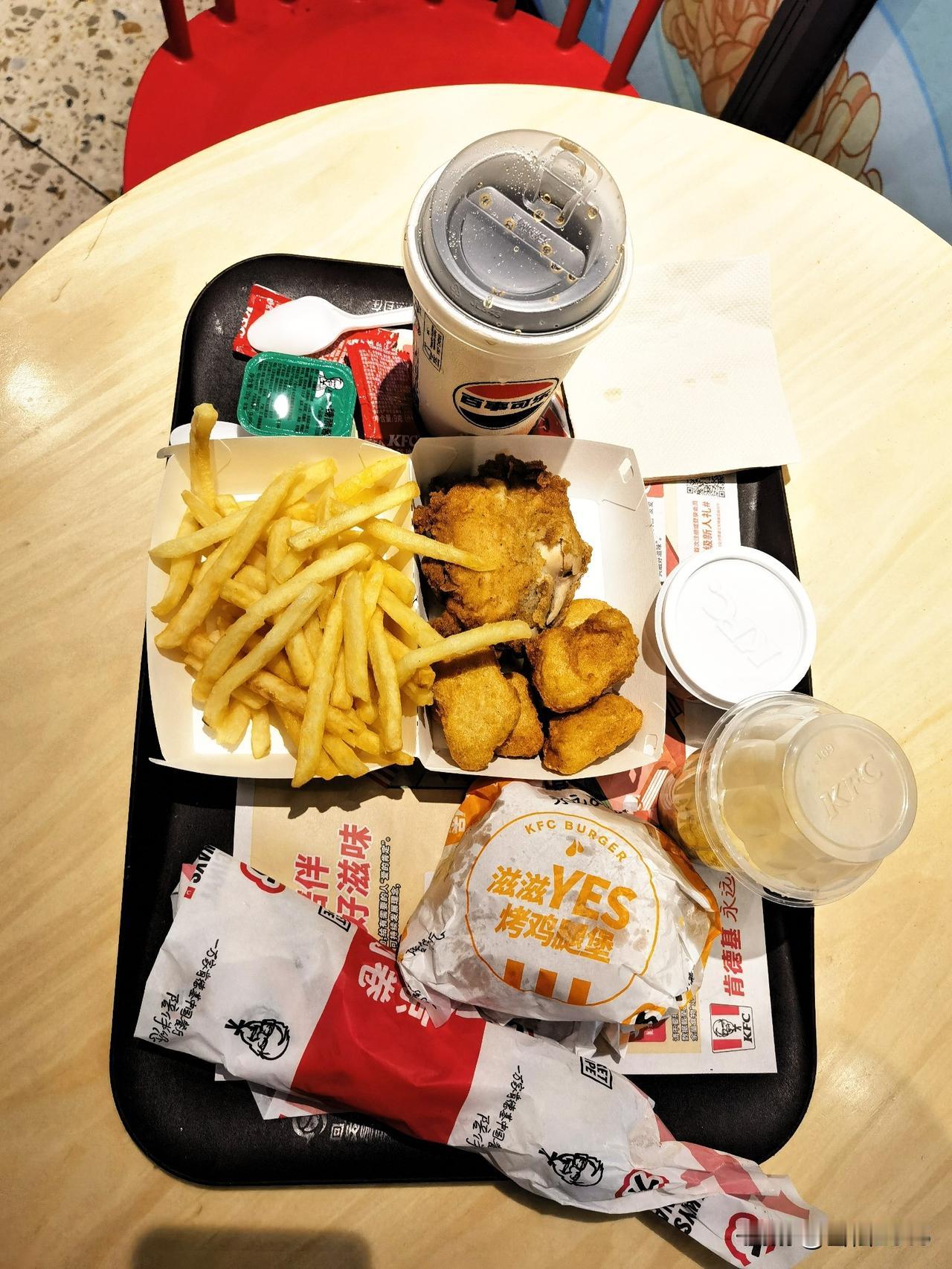 昨天逛街，给自己的养生饮食放了个假。

走进KFC，汉堡、鸡块、鸡架、薯条、老北