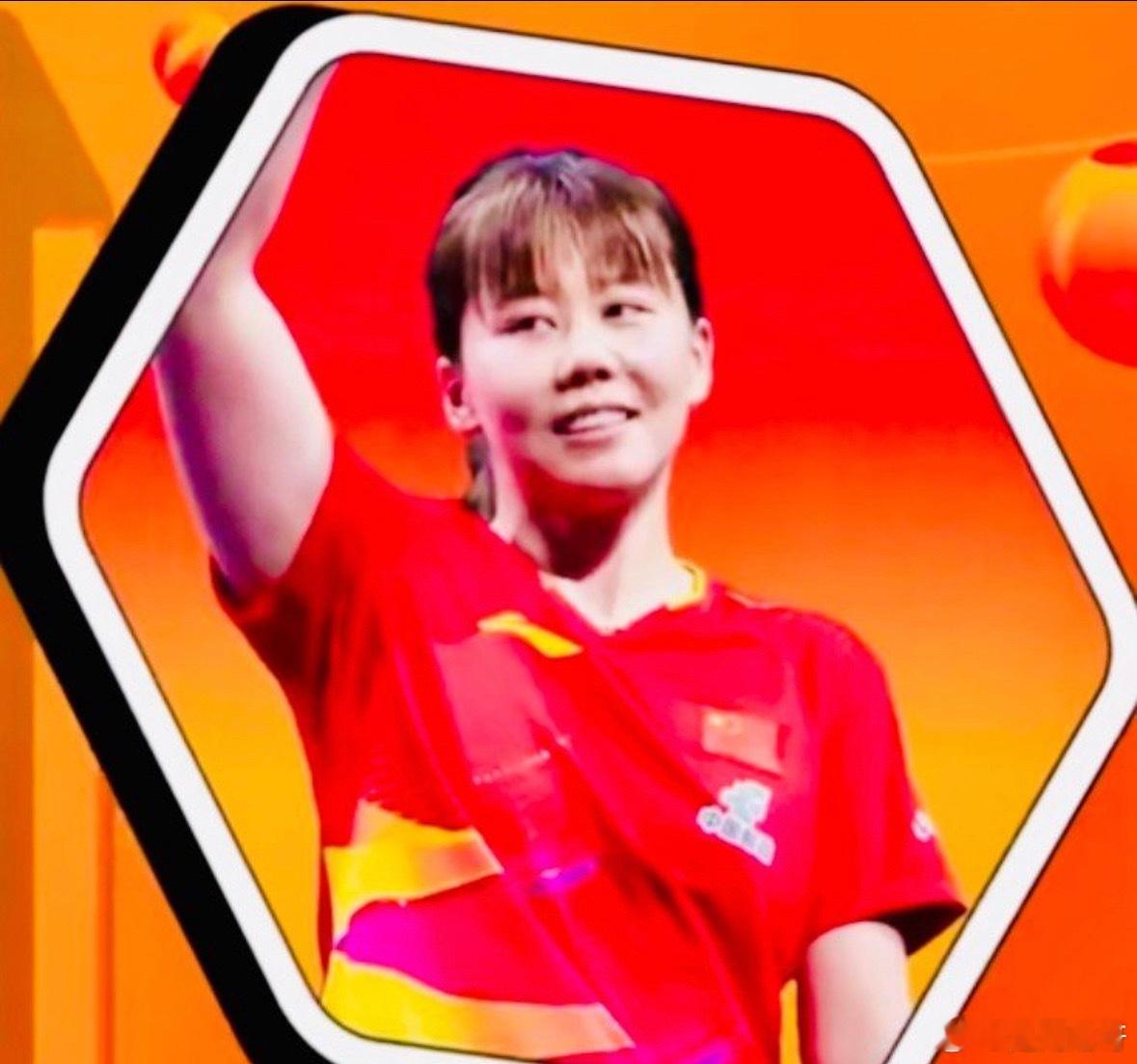 WTT总决赛女单1/8决赛上演国乒内战，陈幸同对阵石洵瑶。前3局双方交替领先，石