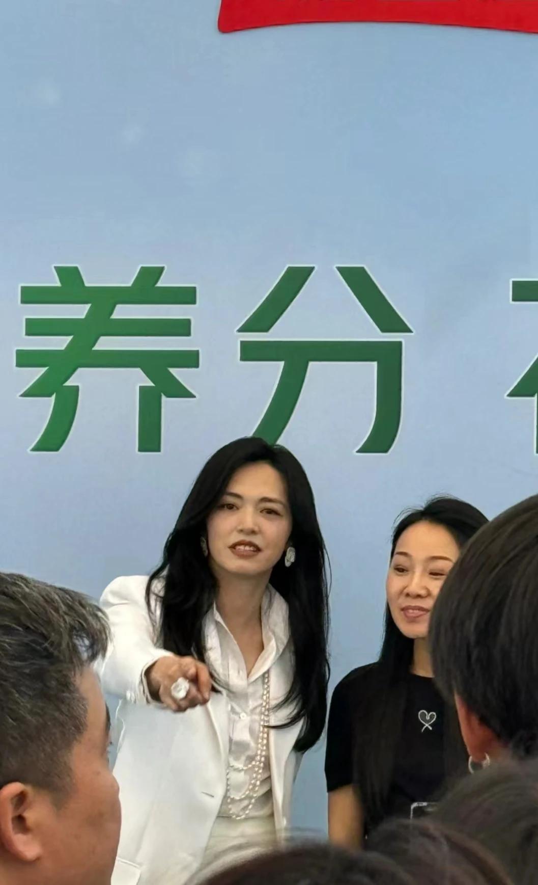 京东总部偶遇姚晨了
44岁的姚晨看起来气质很好
就是大姐大的感觉
一看就是女强人