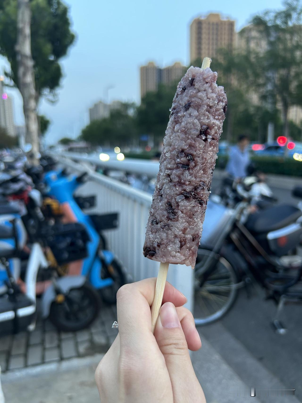 谁吃过河南街头木桶装的糯米粽子！

长大后才明白，最难忘的味道都藏在街边小摊。