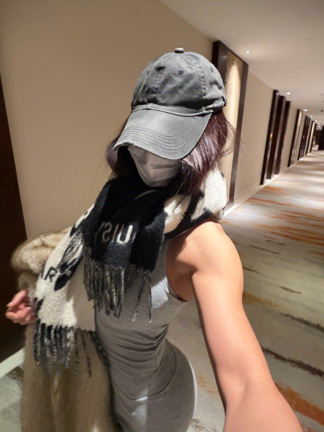 这么冷的天拍夏装头痛欲裂………