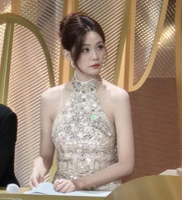 金鹰奖现场冷场！全靠杨紫救场圆场面