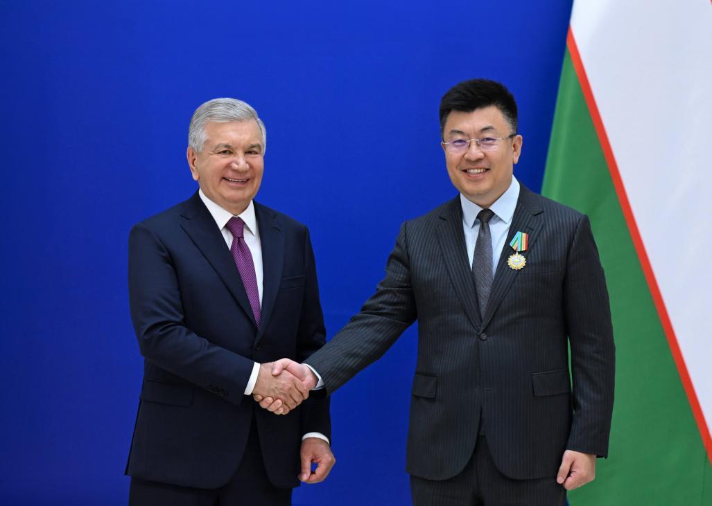 比亚迪再获国际认可：乌兹别克斯坦总统亲自授予国家级勋章当地时间8月26日，乌兹别