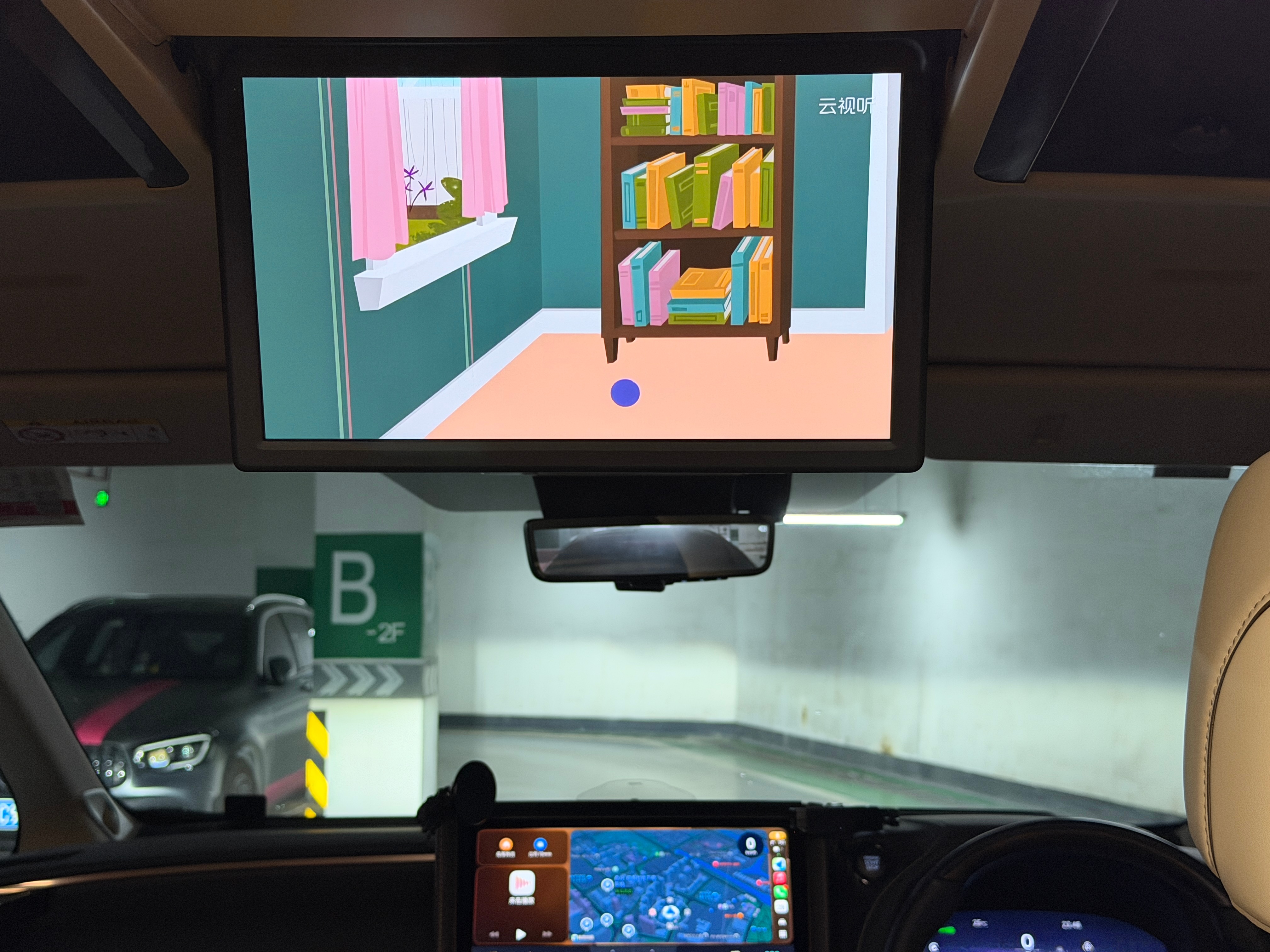 买车两年了，才想起弄好电视模块，孩子现在可喜欢坐这台车沙发彩电果然是刚需智能电视