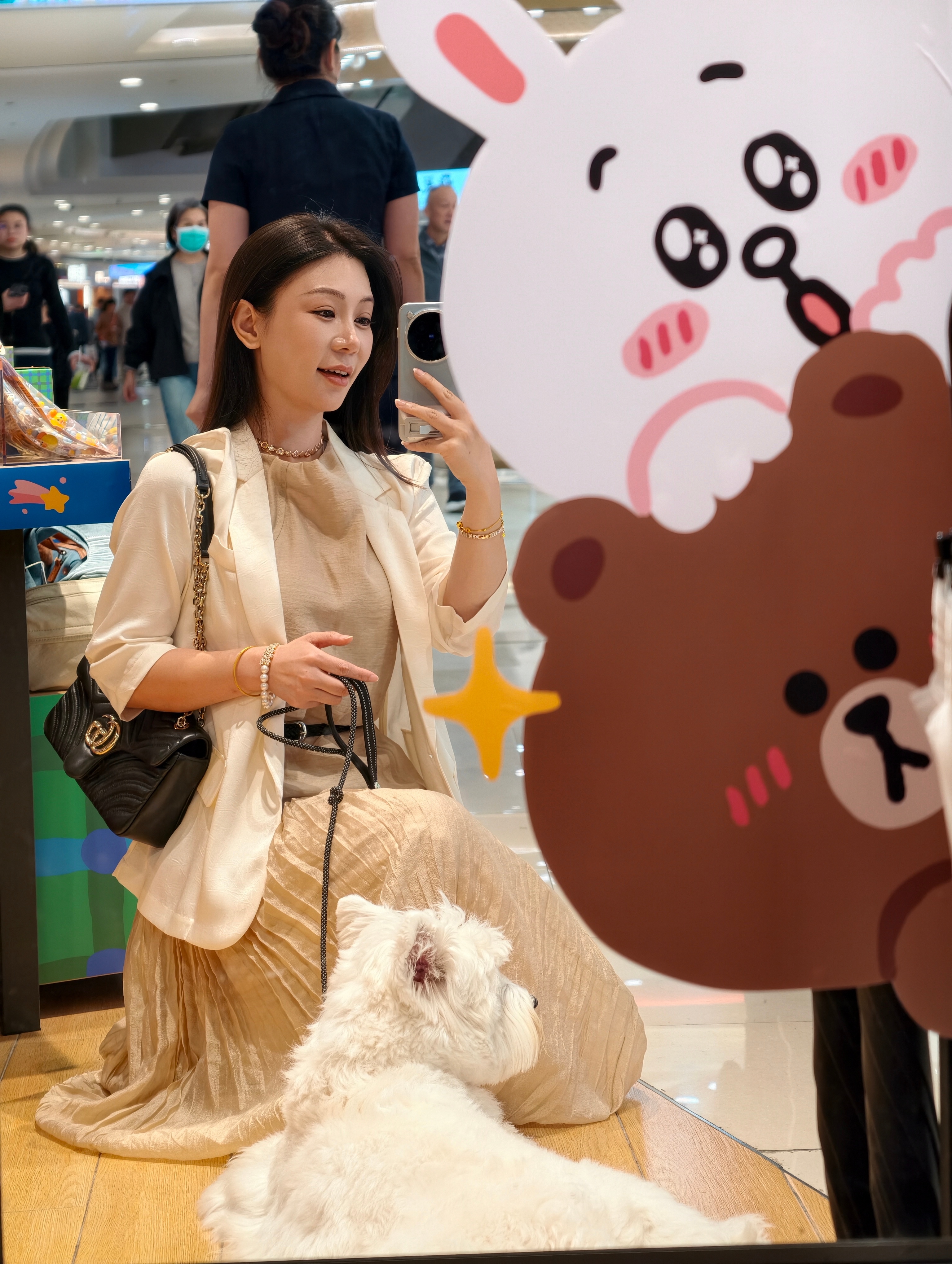 女总裁带着她的贴身小斗出门啦有人偶遇吗？ 杭州