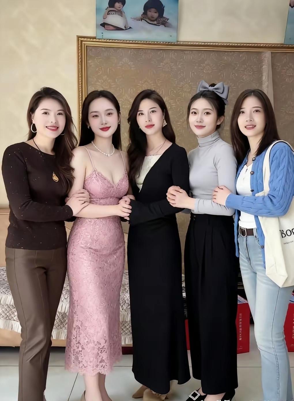 花前月下一笑间，姐妹情深似海深。