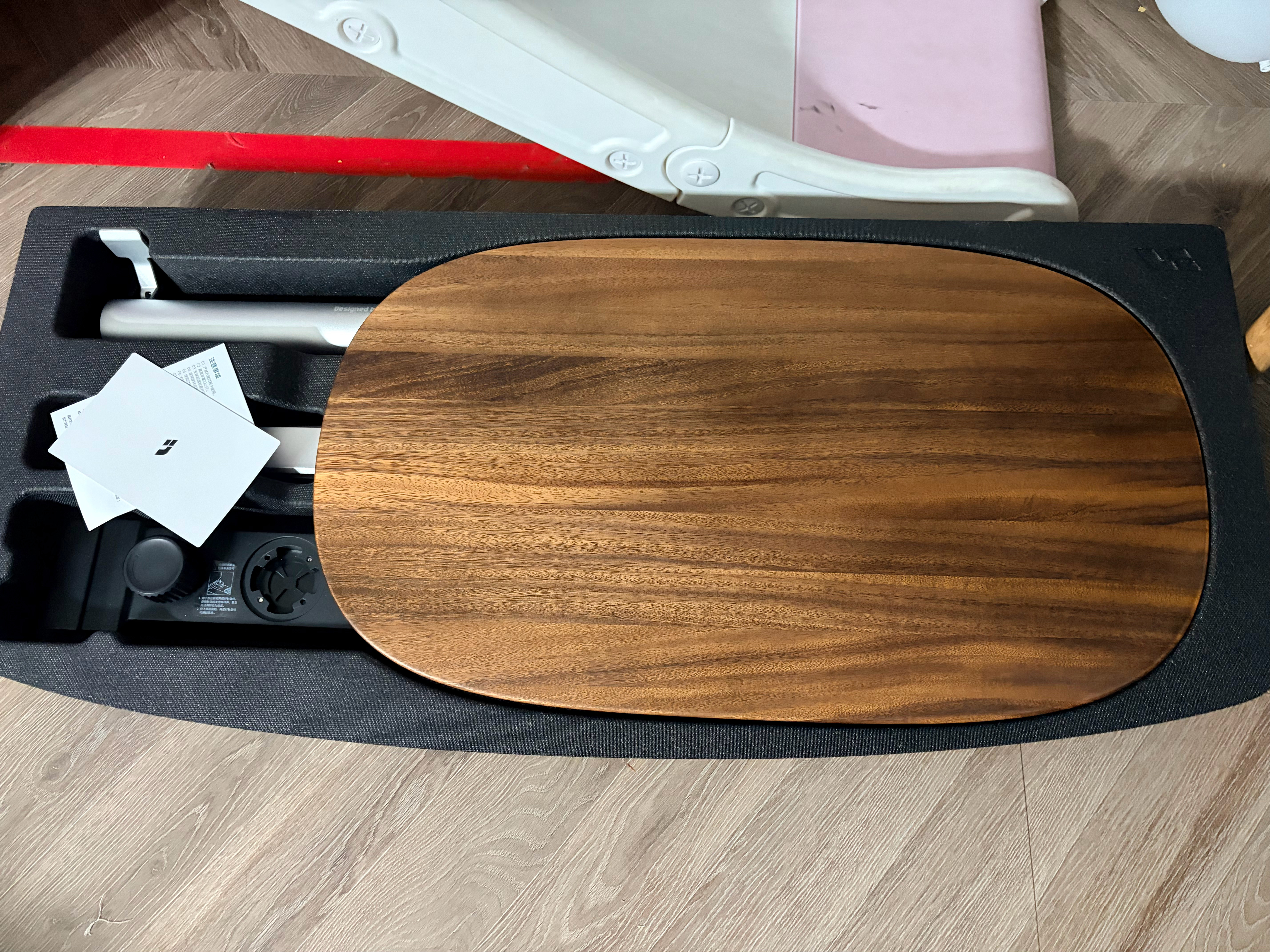 好吧其实是车内大桌板，话说理论上我是不是可以稍微 DIY 一下，这个桌板就可以用