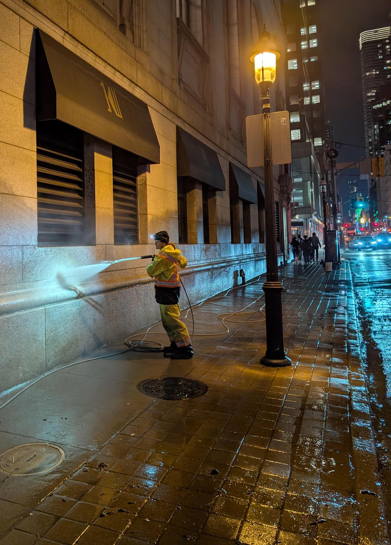 这是多伦多市中心夜间高压清洗街道的场景。发帖网友是一名夜班工作者，负责深夜清洁城