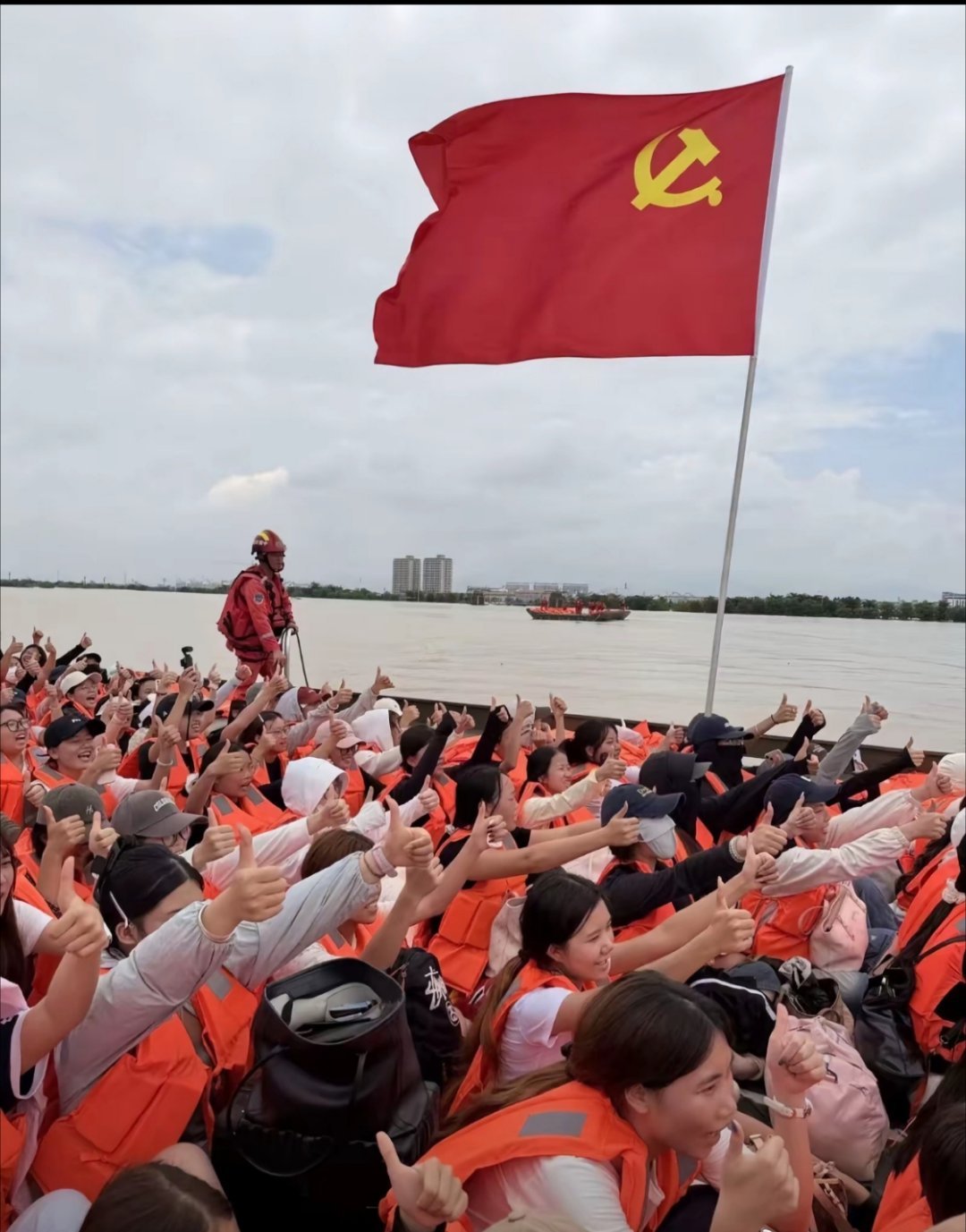 中国式救援：人民的生命财产安全高于一切！南方暴雨抗洪救灾在行动原则上无人机不许吊