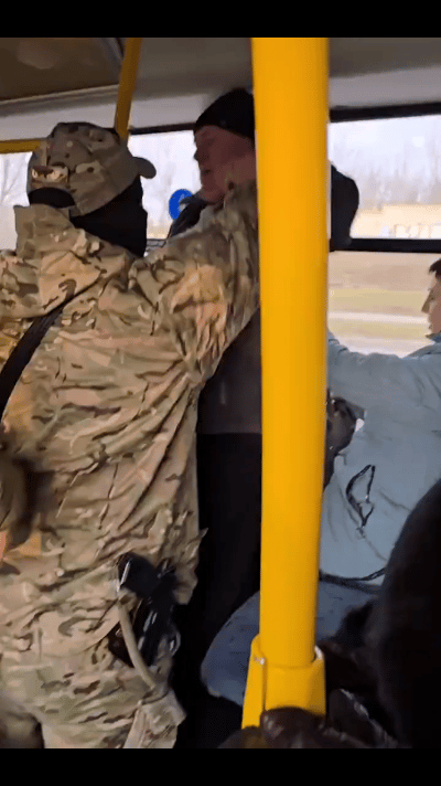 乌克兰的日常就是征兵办（TCC）到处抓壮丁。前线兵员短缺，后方就是鸡飞狗跳。征兵