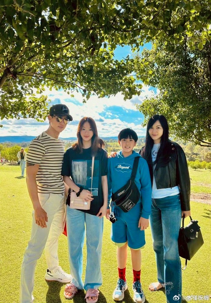 吴尊全家游墨尔本Max快和NeiNei一样高了哇塞！吴尊晒出全家游墨尔本的照片，