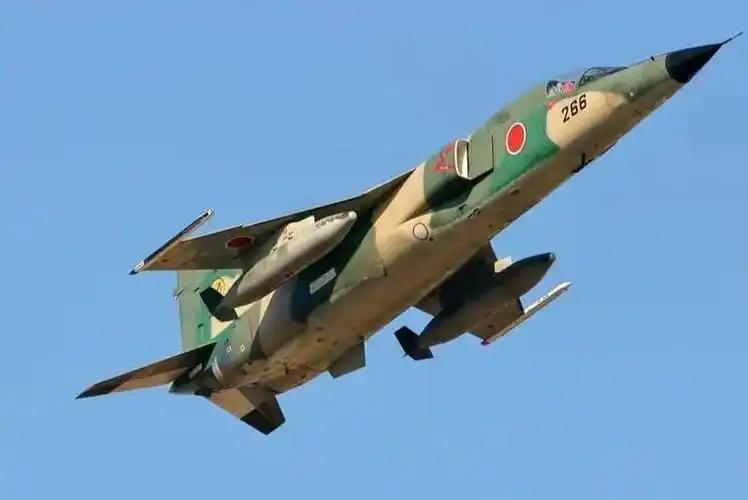 一架日本战机向关岛外海的美国靶船发射反舰导弹。
 
日本航空自卫队一架F2a战斗