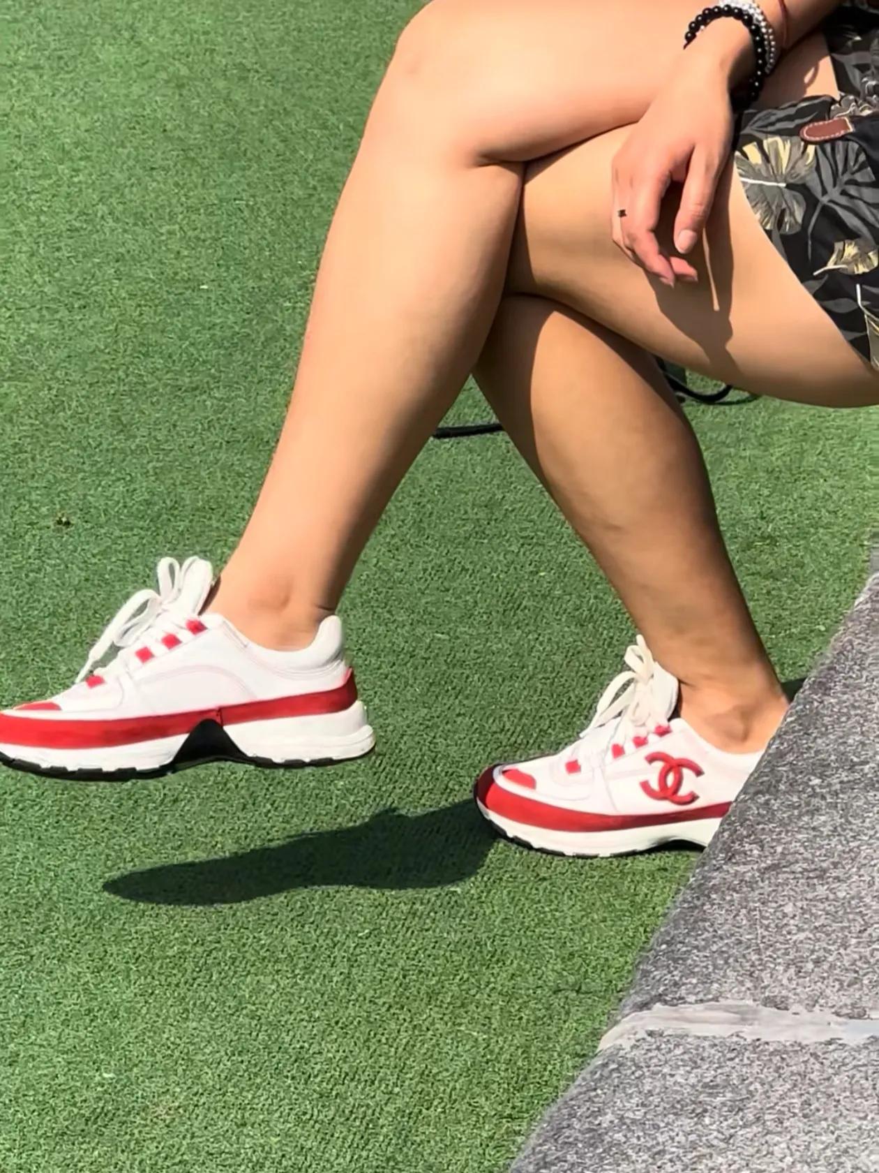 宝贝们，这是哪个品牌的鞋子呢？是不是很贵的呀？