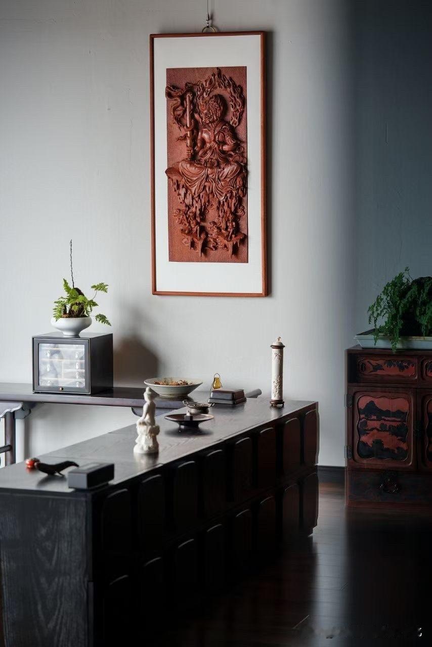 缅花不动明王挂屏｜忿怒镇心，木蕴慧光

缅甸花梨整板大料深雕不动明王，天然木纹如