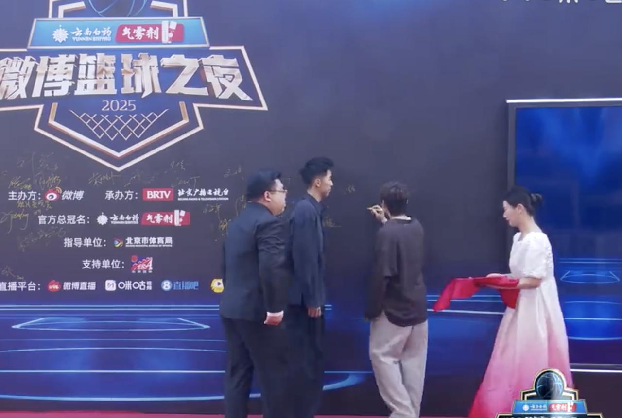 哈哈哈，这个篮球之夜的入场看起来很有范，但细节堪忧啊。

你看看，这些明星一路威