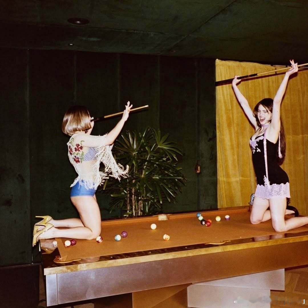 玛格丽特·库里在Sabrina Carpenter House Tour MV的