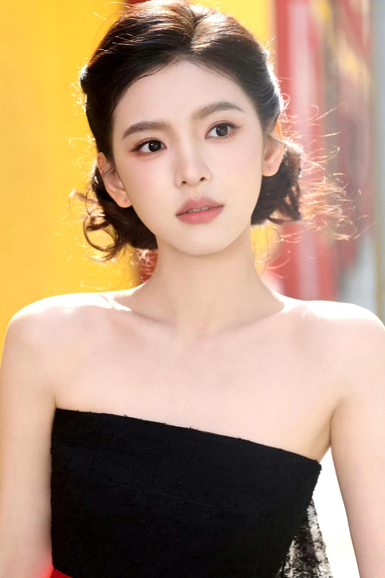 章若楠黑裙红带杀疯了！这颜值氛围感直接封神！章若楠 氛围感美女 明星穿搭