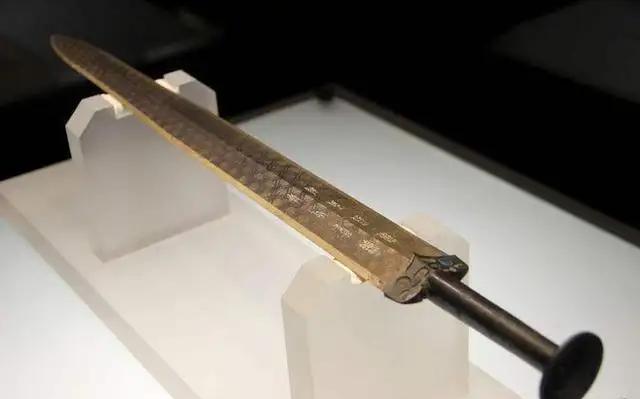 1965年，湖北省荆州市江陵县考古学家正在抢救性挖掘望山楚墓群1号墓，经过仔细的