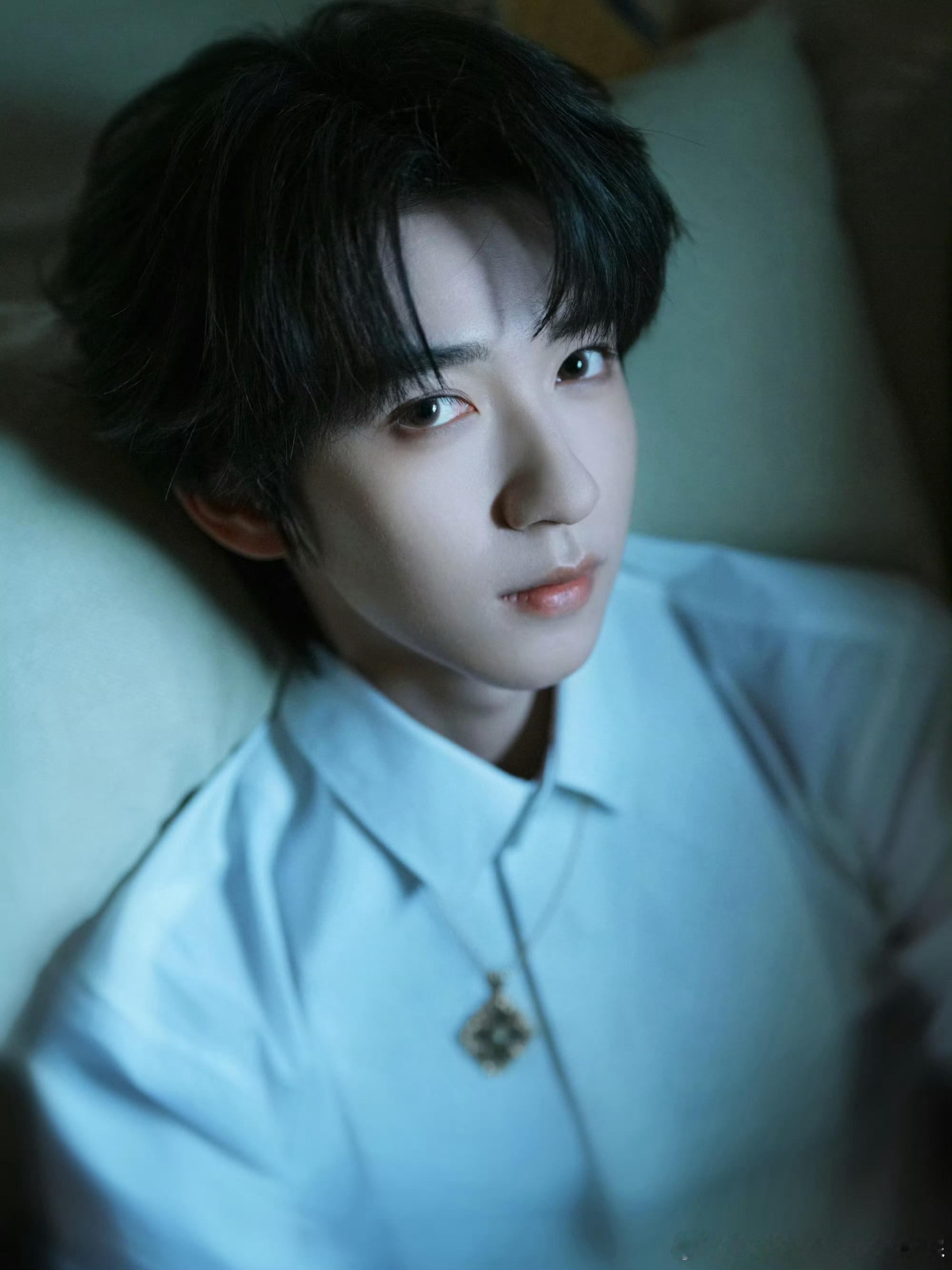 贺峻霖贺峻霖白衬衫九宫格贺峻霖新造型好帅！漂亮的脸就是能驾驭所有造型 贺峻霖春天