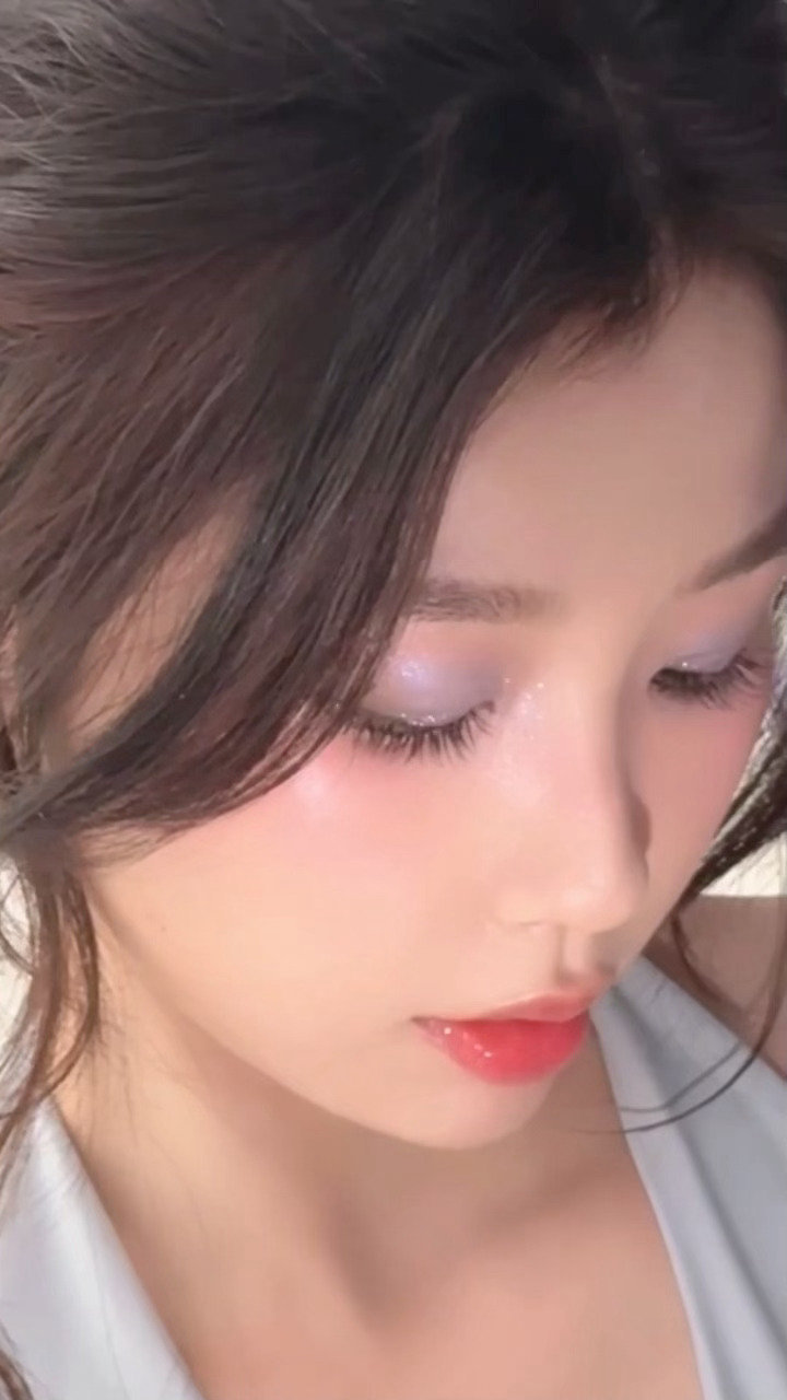 虞书欣千禧风蓝眼影look 喜欢阳光 喜欢一切让我明媚的事物₍ᐢ=⦁ᗜ⦁=ᐢ₎​
