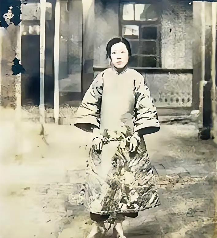 1925 年，24 岁的青楼女子张素贞正在接客，然而，当她开始宽衣解带时，一把枪