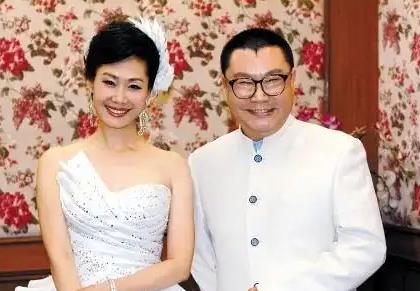 2010年，歌星尹相杰为了得到搭档于文华的爱，痴痴地等到了41岁，结过两次婚的于