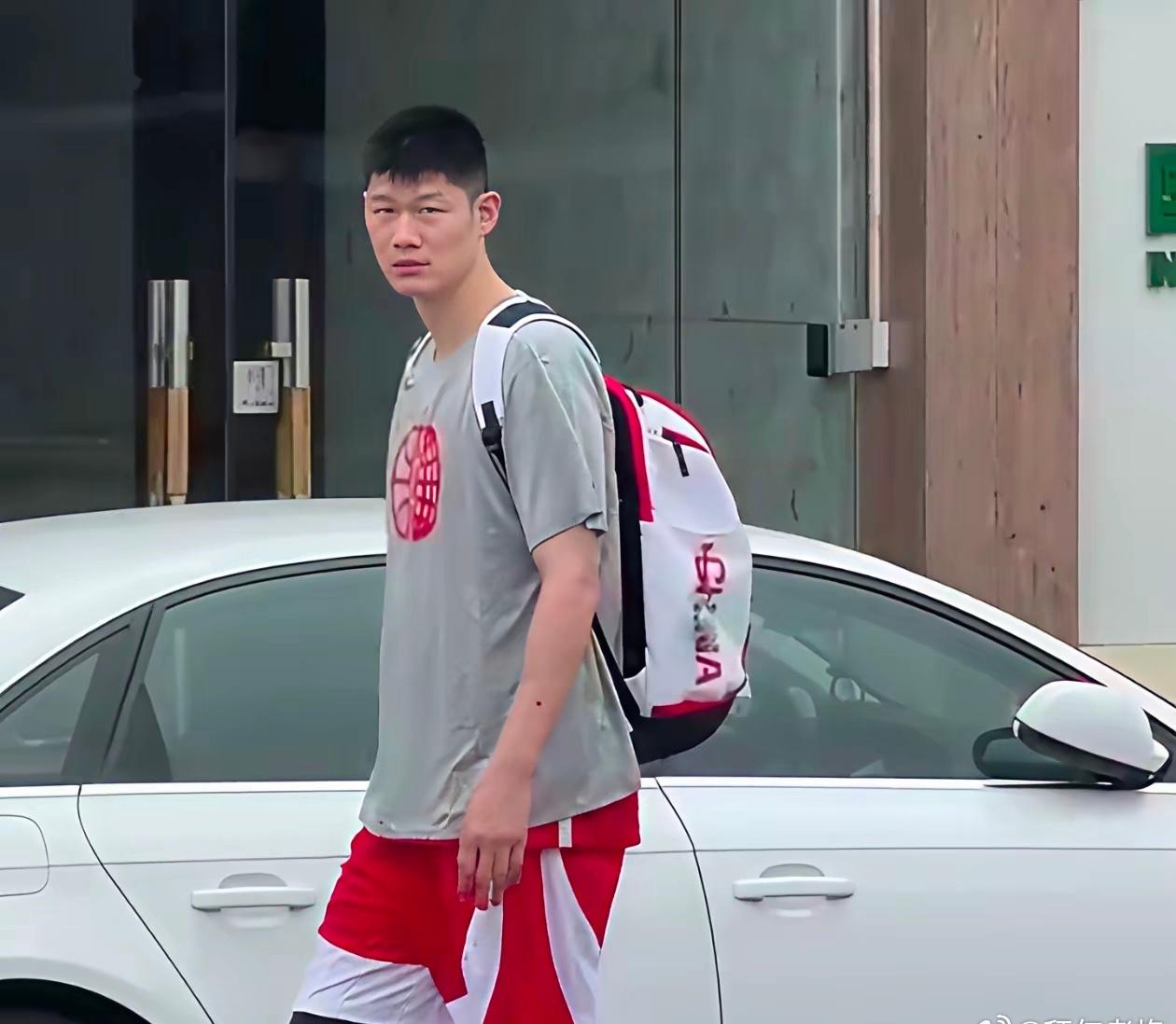 中国男篮集训，网友视频里杨瀚森瘦得惊人，竟比胡金秋还瘦，估计比巅峰时期轻了几十斤