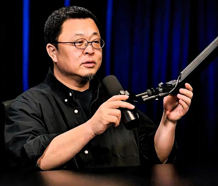 罗永浩给老母亲买了最新款的智能电视。老人看了半天，最后让他装回了一个老旧的IPT