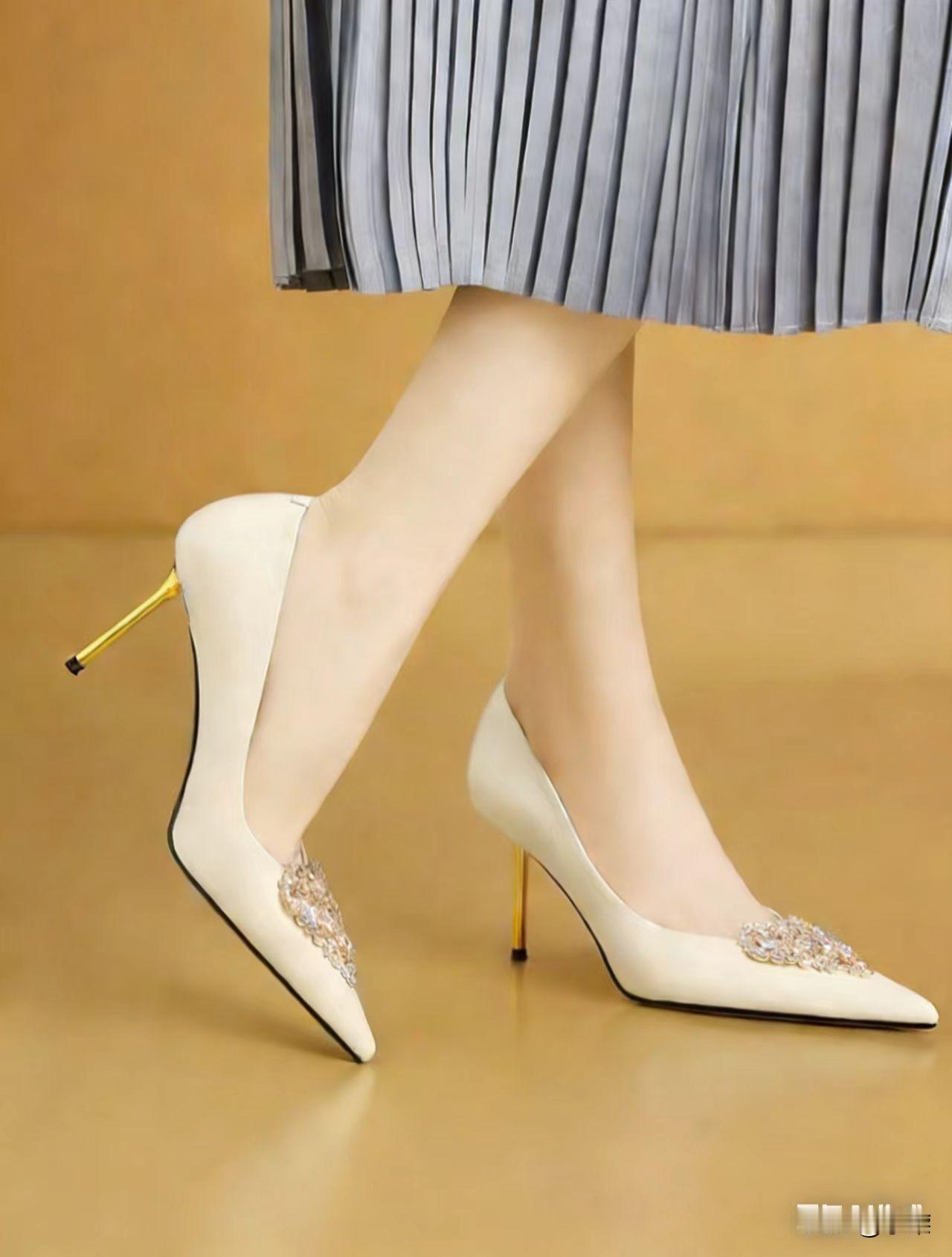 选择一双什么样的高跟鞋好看?
✨ 选高跟鞋，这几点真的很重要！
 
- 颜色选低
