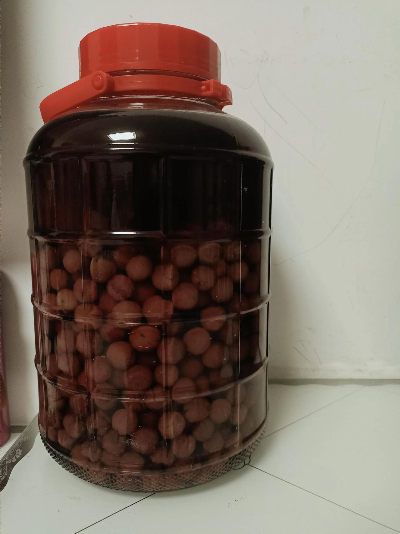 
昨天晚上喝了点杨梅酒，喝的时候酸酸甜甜味道不错，结果喝了半杯就醉了，没想到这杨