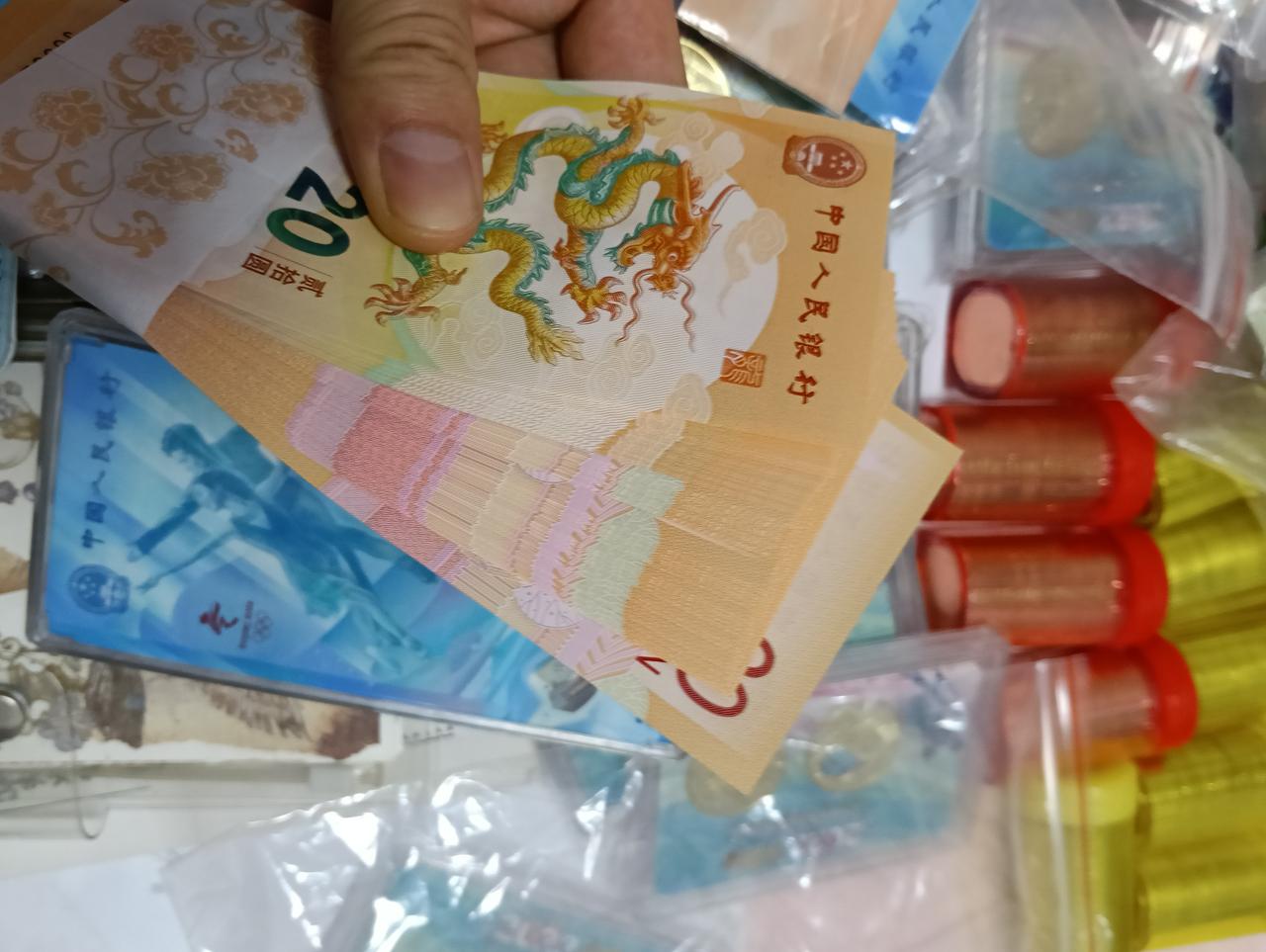 1000块约的50张纪念钞，卖了15500，算是我这辈子做的最划算的一笔投资，昨