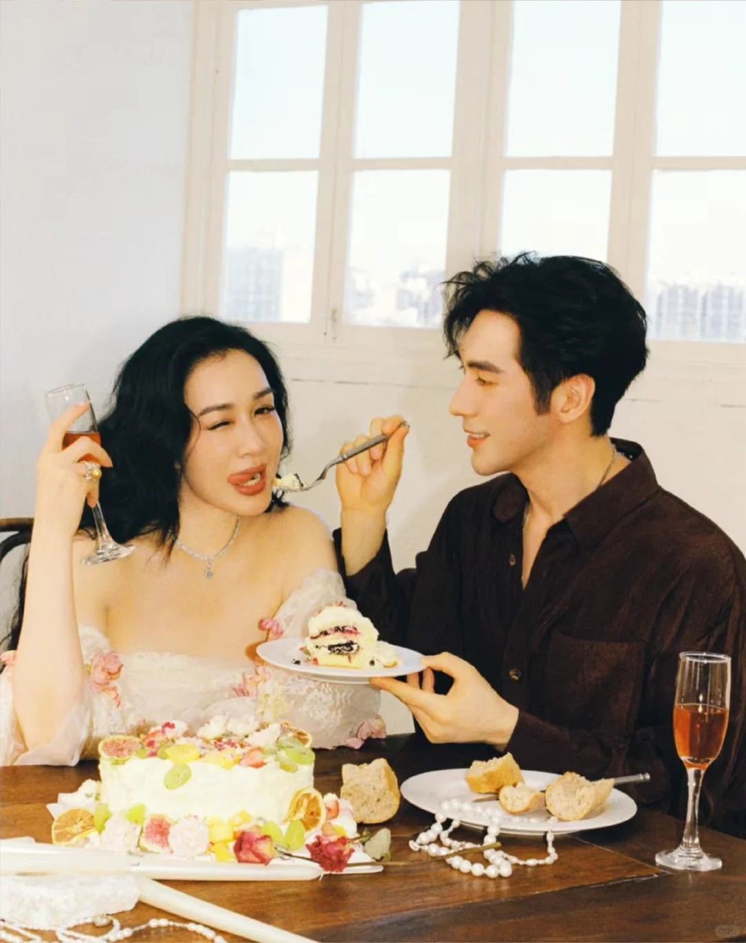张伦硕路边的野花不要采 张伦硕嘴瓢名场面：原版“家花哪有野花香”，他说“野花哪有