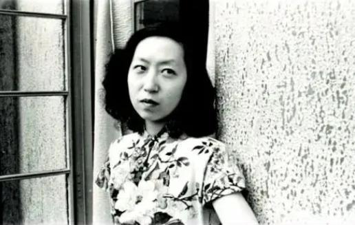 1995年，75岁张爱玲在出租屋内去世，尸体一周后才被发现。她一丝不挂地躺在行军
