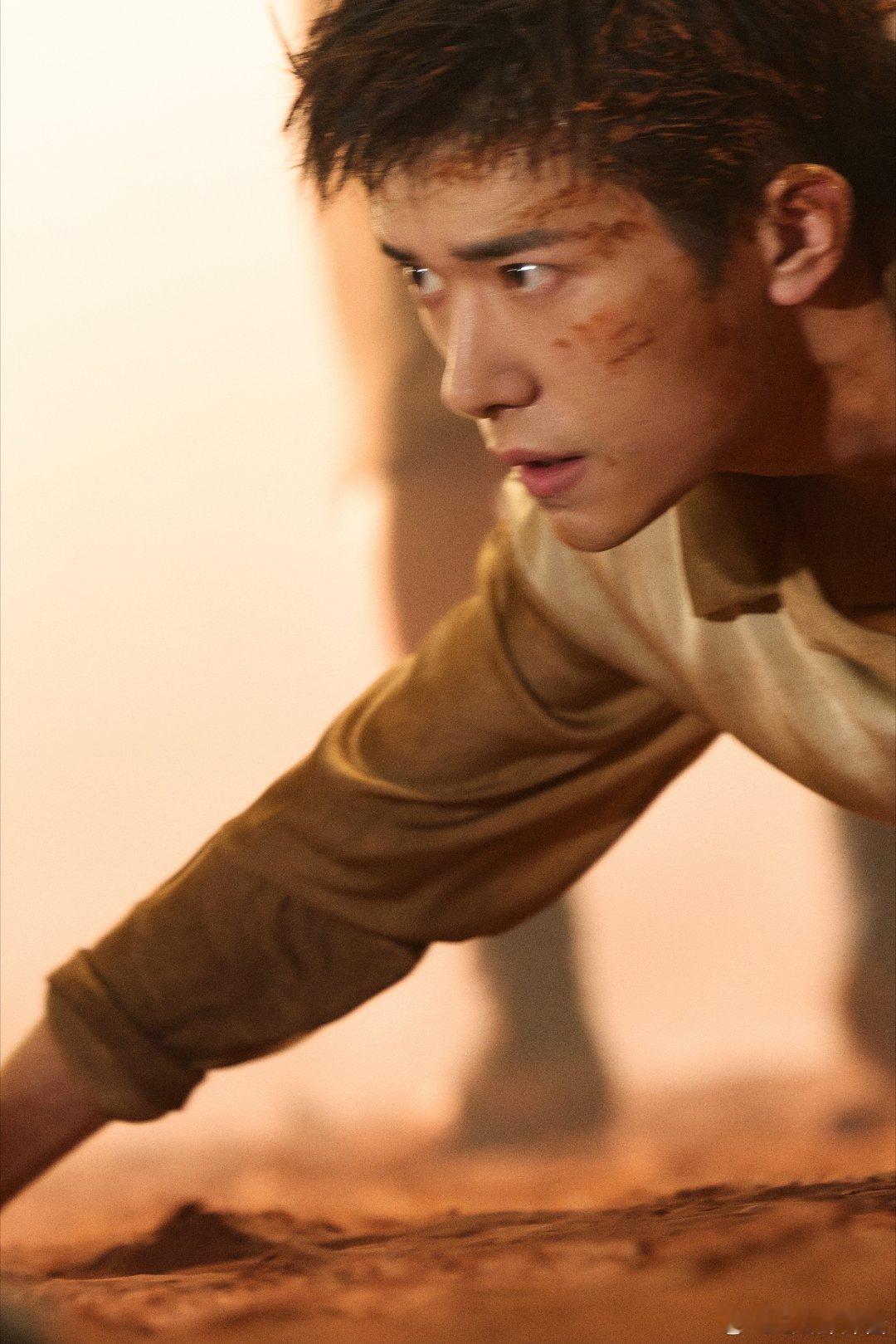 易烊千玺 每个大佬的青年版易烊千玺真的很努力在演员这条路上探索，加油小北，加油千