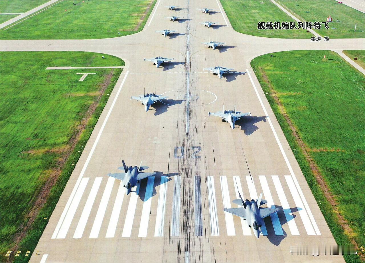 歼35，大象漫步，确实有那味儿了……

这张照片，应该是九三阅兵时候拍的，编队起