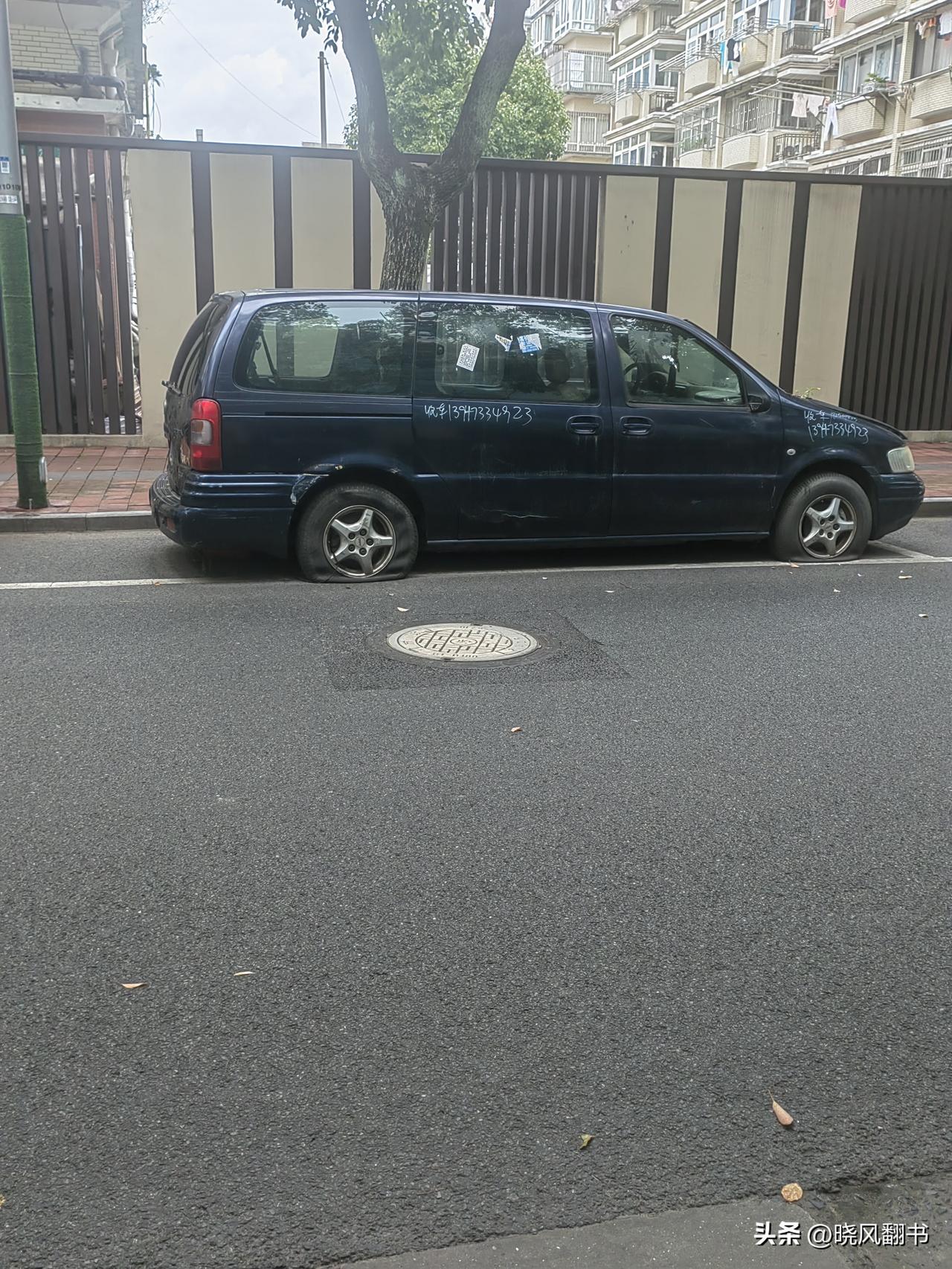 浦东某镇的路边拍到的。
请教一下，这辆看上去基本上处于报废的车（车牌沪A）是怎么