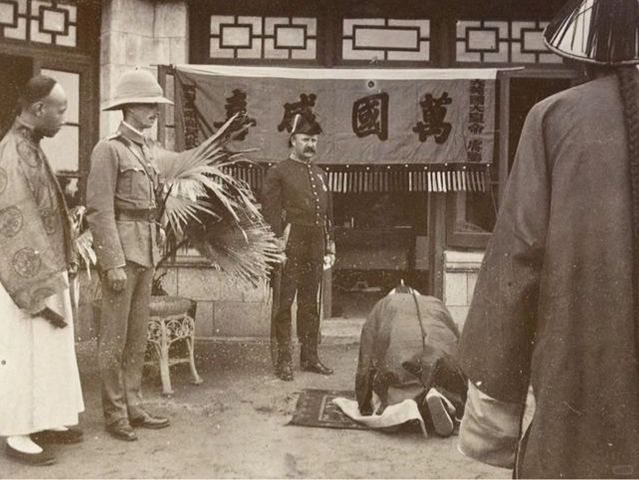 跪送锦旗｜1902年