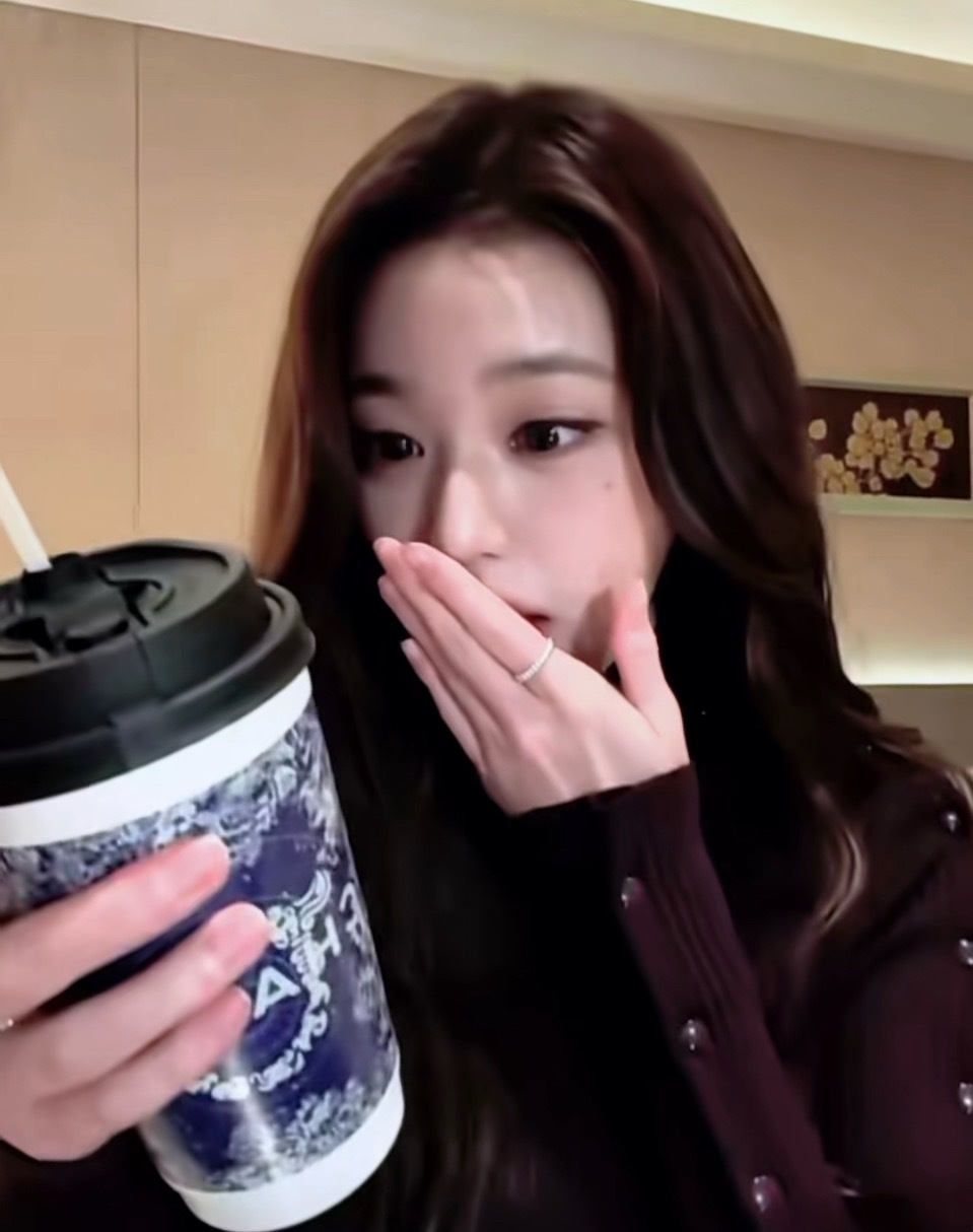 张元英喝奶茶此女就这样萌翻全场