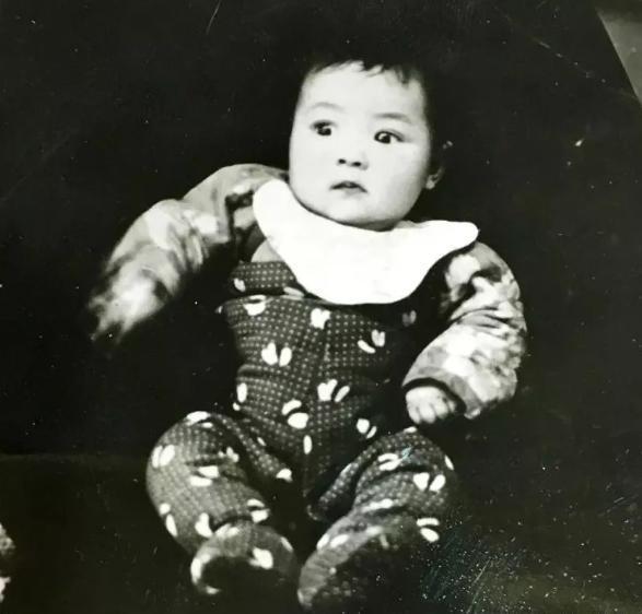 1949年，戴公祠警卫室的水泥地被挖开，小萝卜头的遗体静静躺在里面。遗体已经腐烂