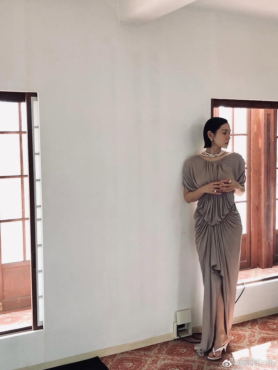 戴珍珠的孙艺珍，穿了中国设计师很美的裙子孙艺珍今日分享，新宣了Tasaki大使的