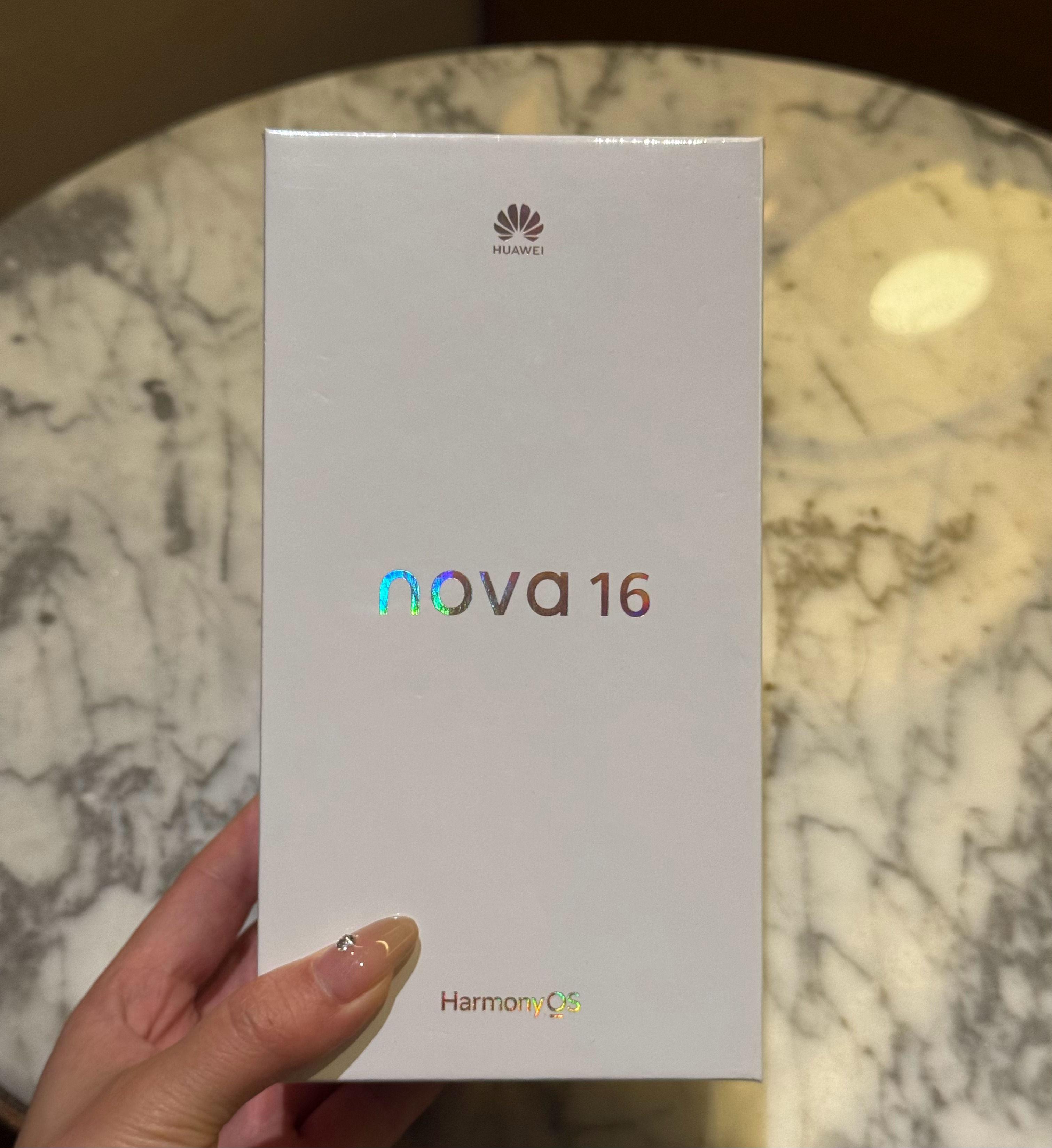 羡慕去成都参加发布会的小美比我都先摸到华为nova 16真机