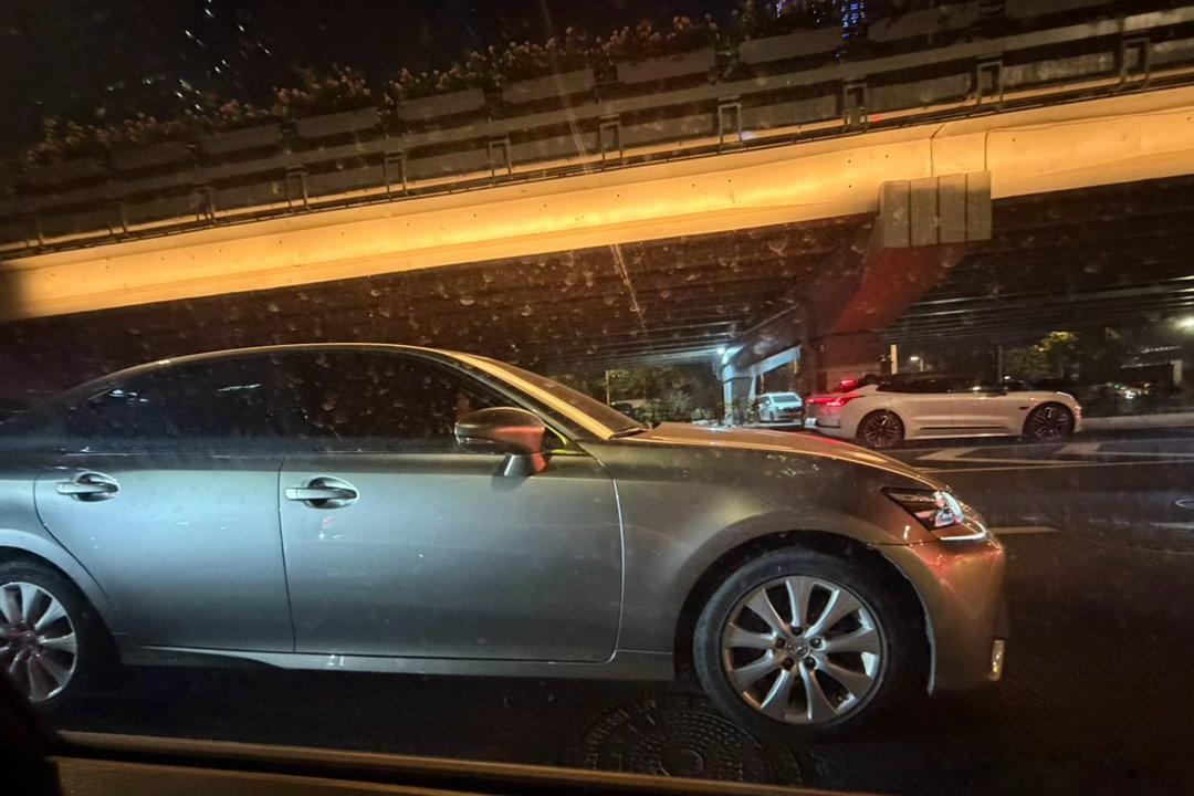 老妈：“哎？这个颜色的凌志ES好看哎！”“那个….妈，这个是GS….”[微笑]凯