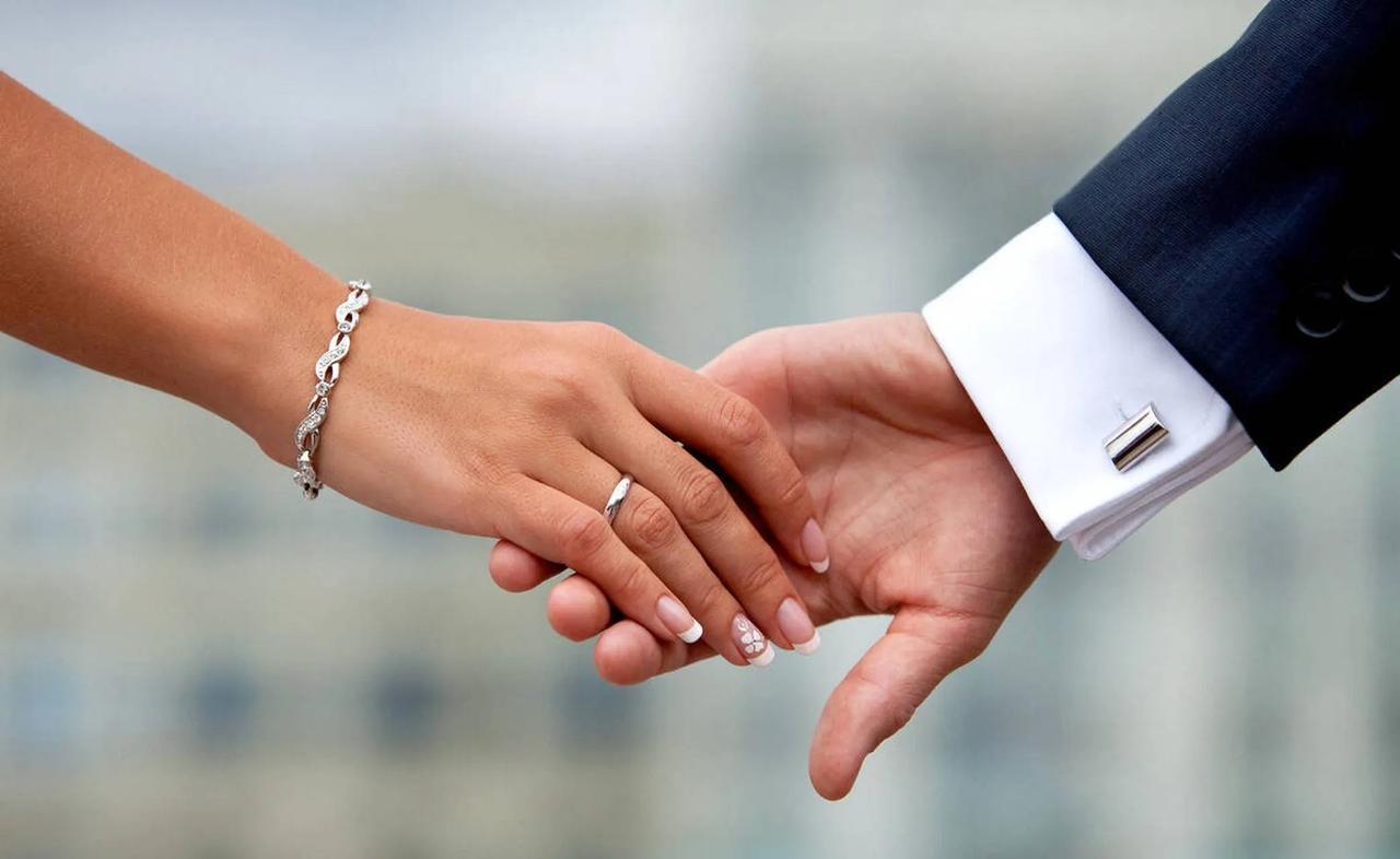 婚姻的本质是一种兼具社会制度属性与情感契约关系的结构化联结，其内核在于通过法律认
