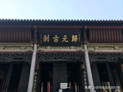 距离中考还有20天，
家长们暗地里也还在卷啊。
有家长已经迫不及待，
起个大早去