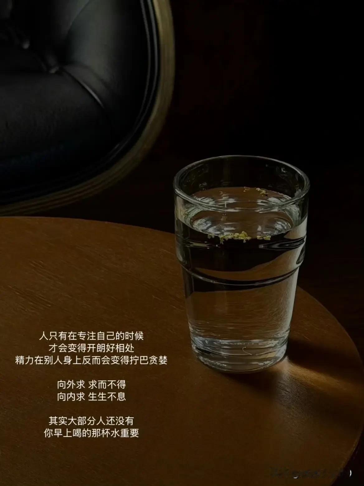 半夜睡不着的时候，我都在想什么。

说实话，我经常半夜醒着。不是失眠，是不敢关机