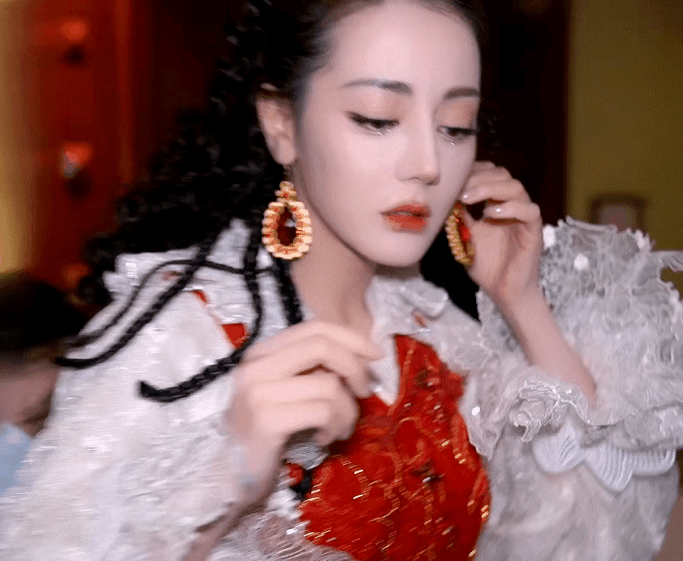 迪丽热巴，这个新疆姑娘，还是做新疆打扮的时候最美，跳新疆舞的时候最灵动俏皮，就像