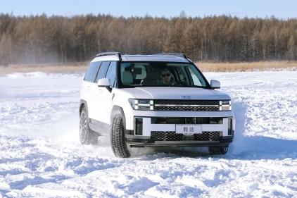 阿尔山的冰雪世界，不是每辆车都能轻松应对的。在一段积雪覆盖的小道上，我们偶遇一辆